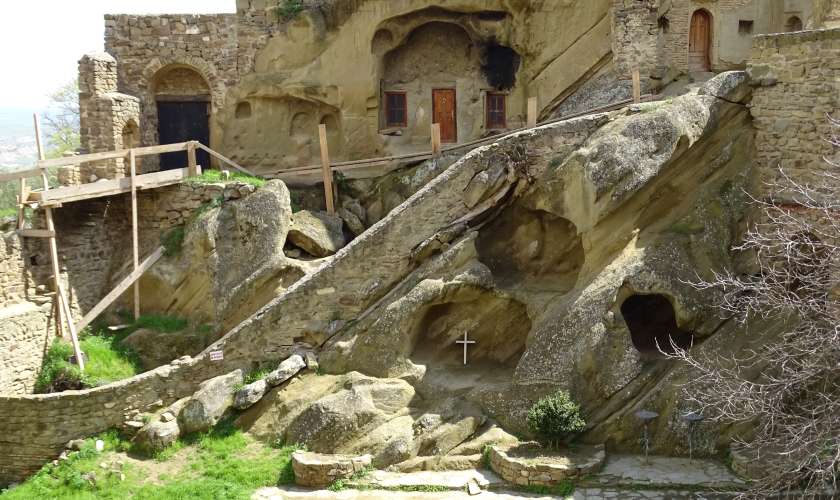 Kloster Dawit-Garedsha / Dawit-Garedshi - In den Fels gehauene Zellen für Mönche im Innenhof der Klosteranlage