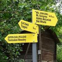 Wegweiser und Schilder in Tsaghveri: Luftkurort bei Borjomi - zwischen Bordshomi und Bakuriani, Kloster Timotesubani, Erholung im Sommer, ausgeschilderte Wanderrouten, Wandern im Mittelgebirge